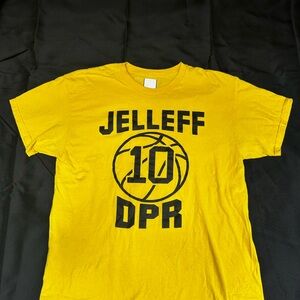 Vintage Yellow Graphic T-Shirt size Small